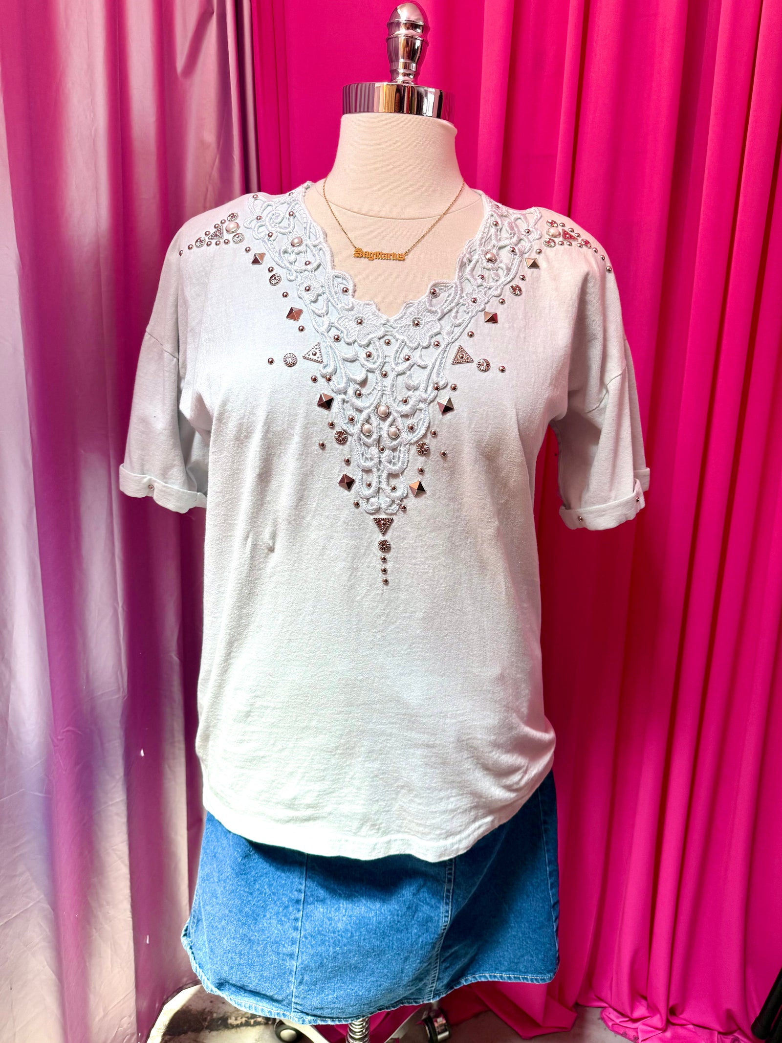 Y2K does 90s Studs and Lace Embellished T-shirt - Size 20-24 2X/3X