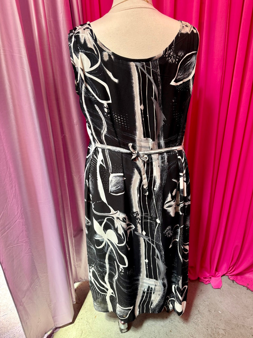 90s Sketchbook Shift Dress - Size 24 (fits like a 22)